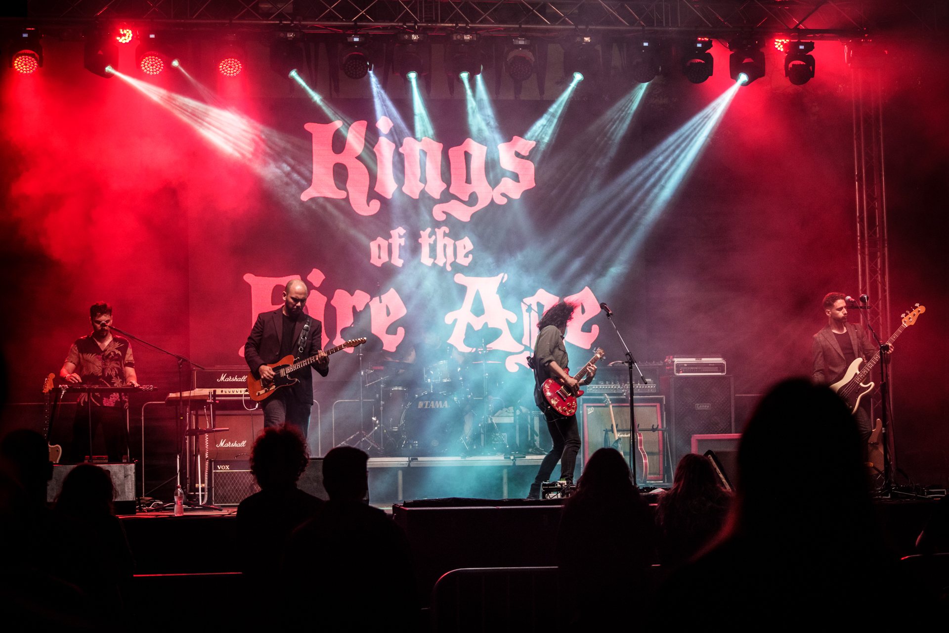 Kings of the Fire Age en photo de groupe, noir et blanc